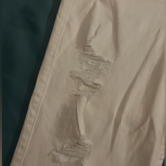 NWT women’s White Hollister Distressed Jeans. - Picture 2 of 9